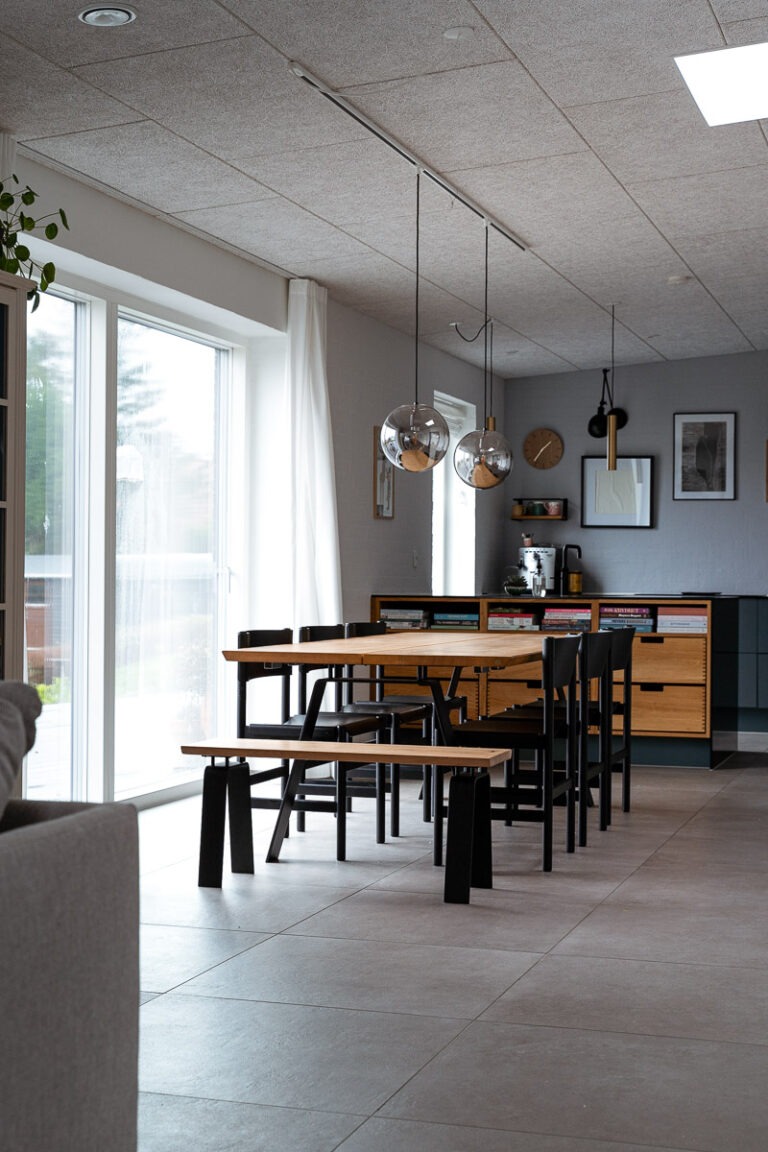 Heimdal plankebord i massiv egetræ med sorte ben fra Træfolk