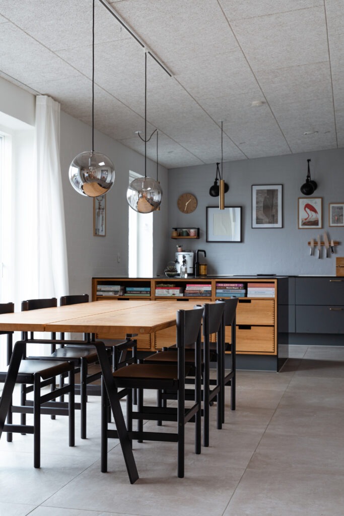 Heimdal plankebord i massiv egetræ med sorte ben fra Træfolk