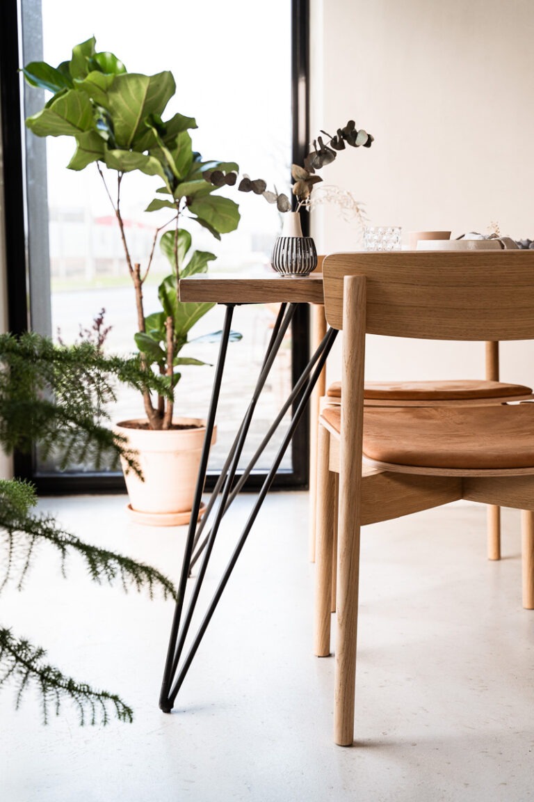 Lysolieret plankebord med sort stel i egetræ fra Træfolk