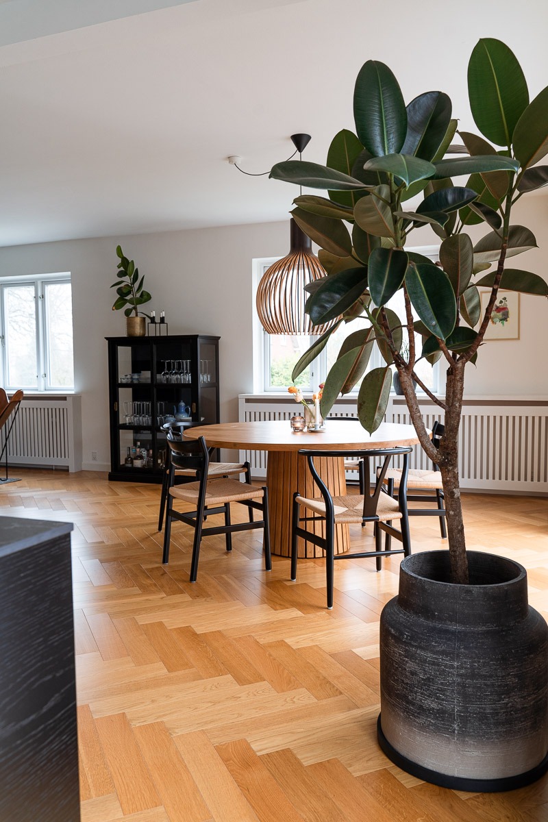 Eksklusivt rundt plankebord med lamelfod fra Træfolk