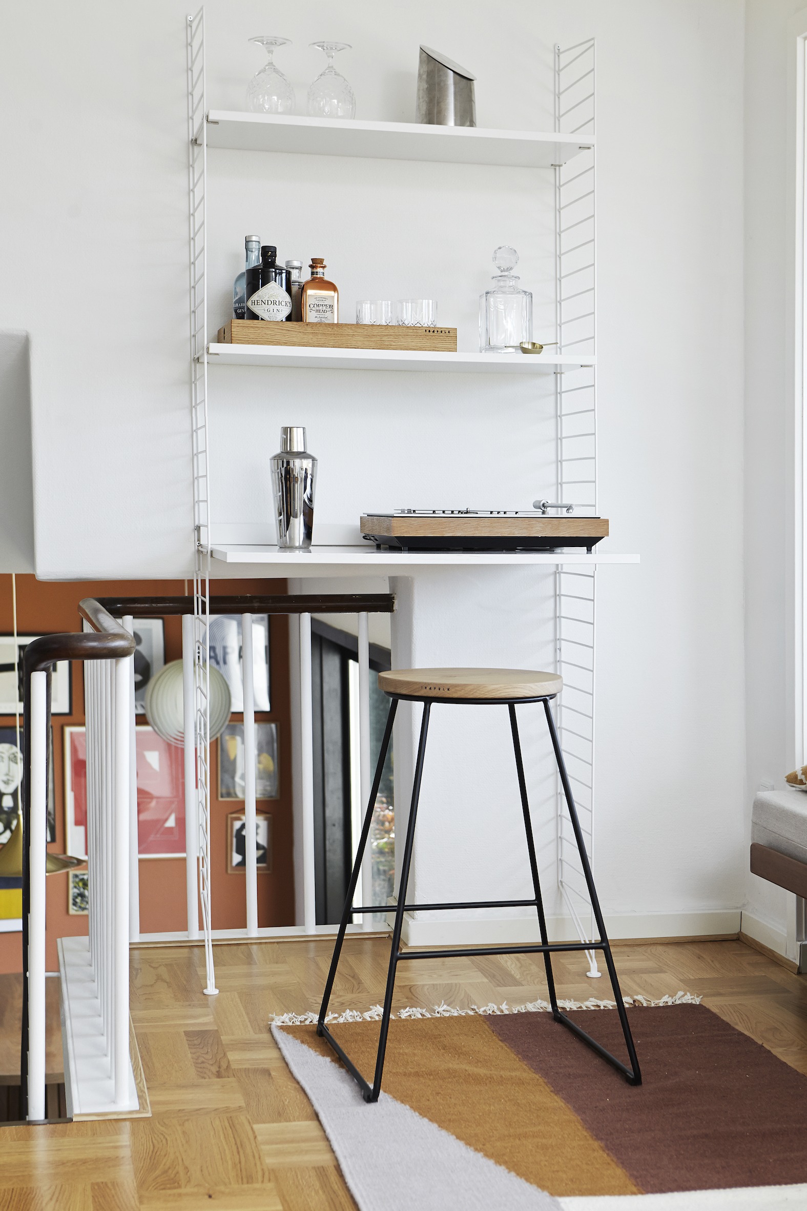 Barstol og serveringsbakke fra Træfolk