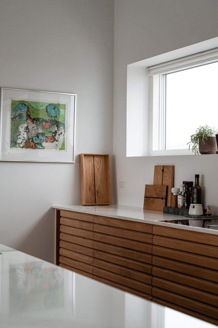 Serveringsbakke af overskudstræ. Detaljer i messing og røget eg fra Træfolk
