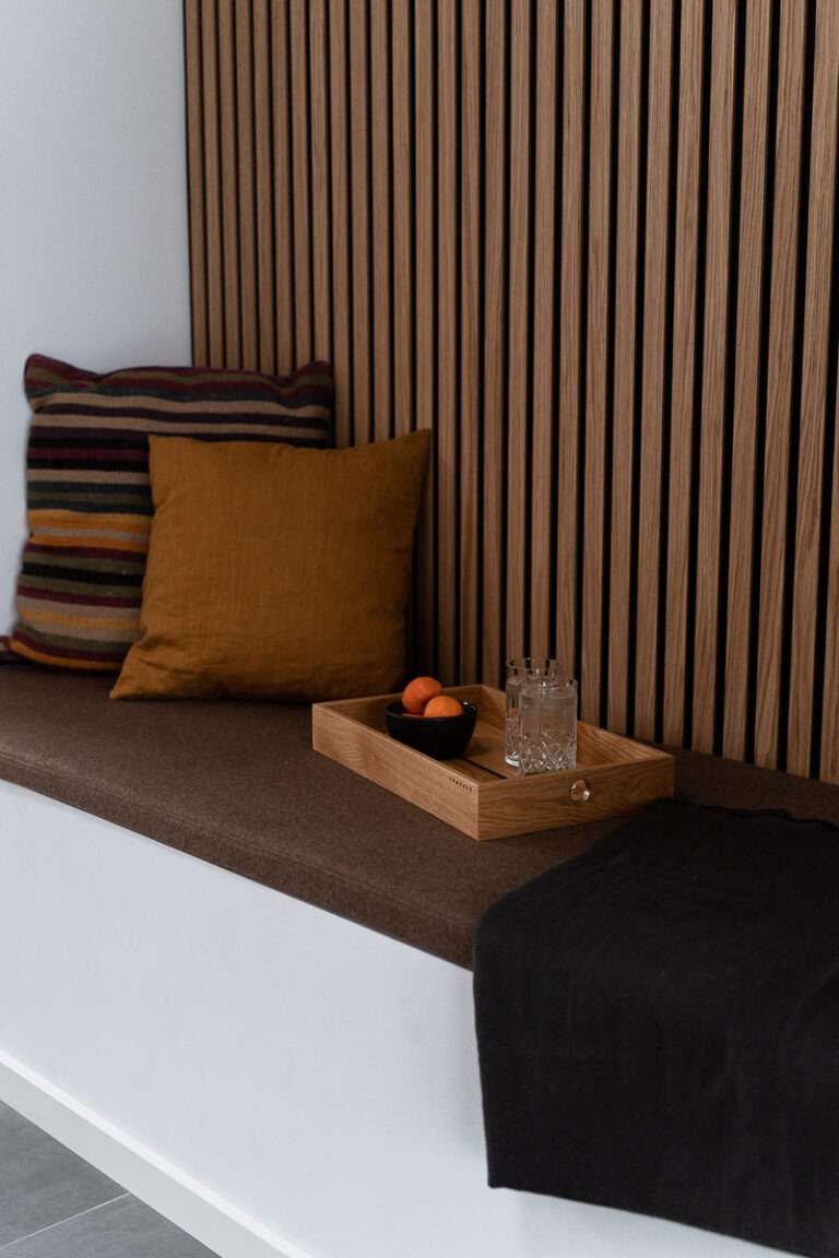 Serveringsbakke af overskudstræ. Detaljer i messing og røget eg fra Træfolk