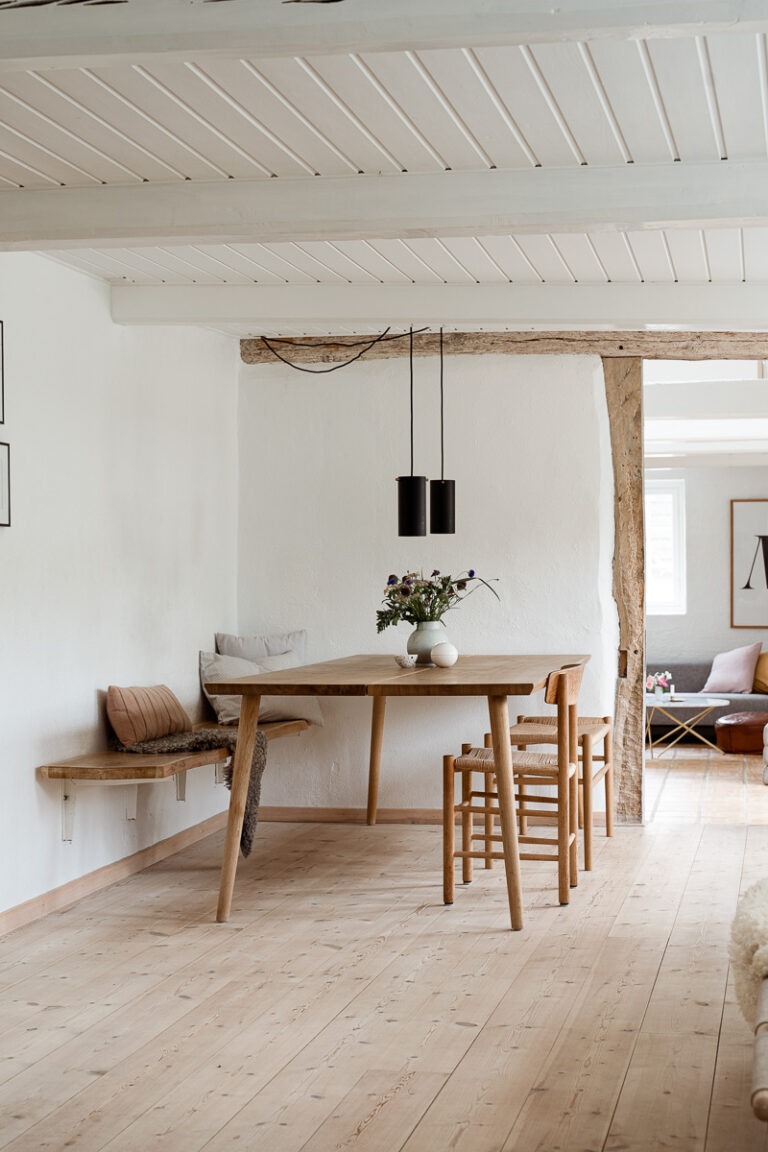 Lyst og let plankebord i massiv egetræ