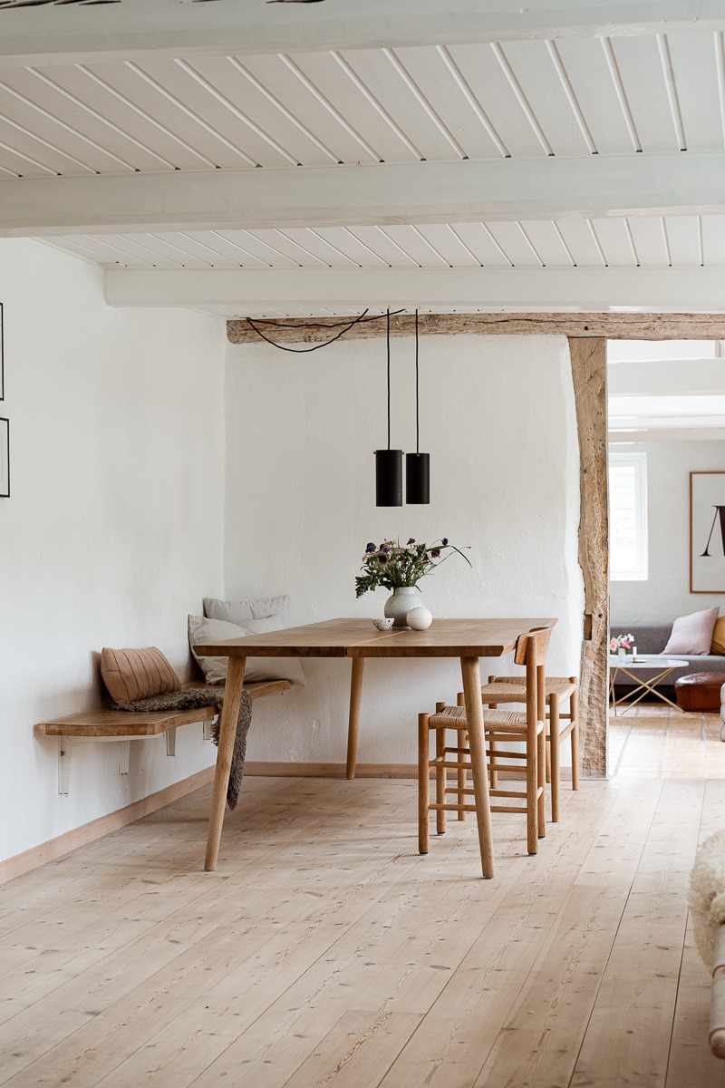 Lyst og let plankebord i massiv egetræ