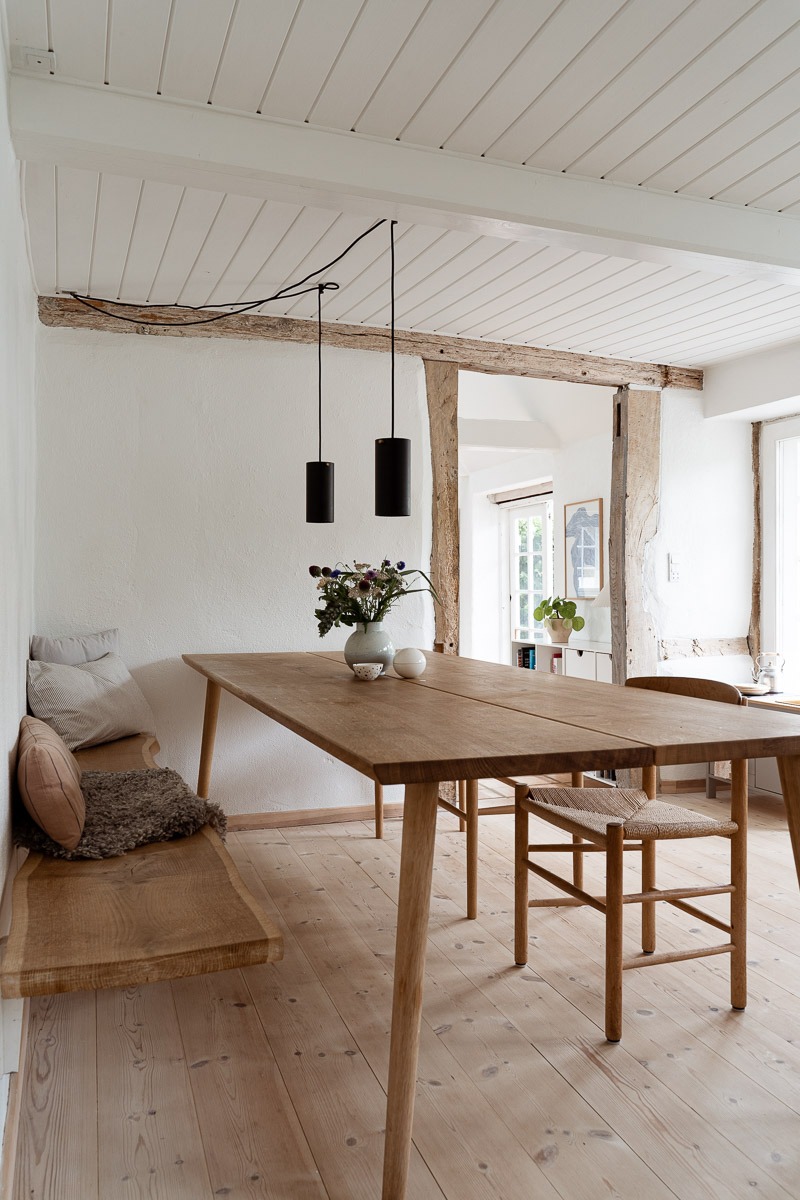 Lyst og let plankebord i massiv egetræ