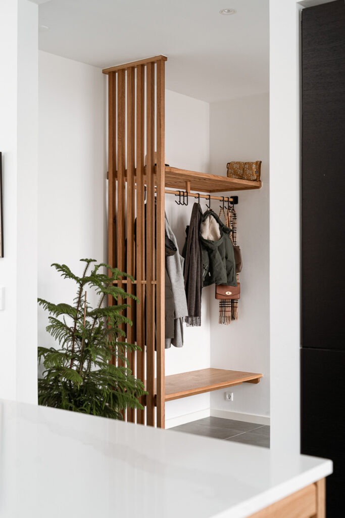 Lamelgarderobe med lamelvæg fra Træfolk