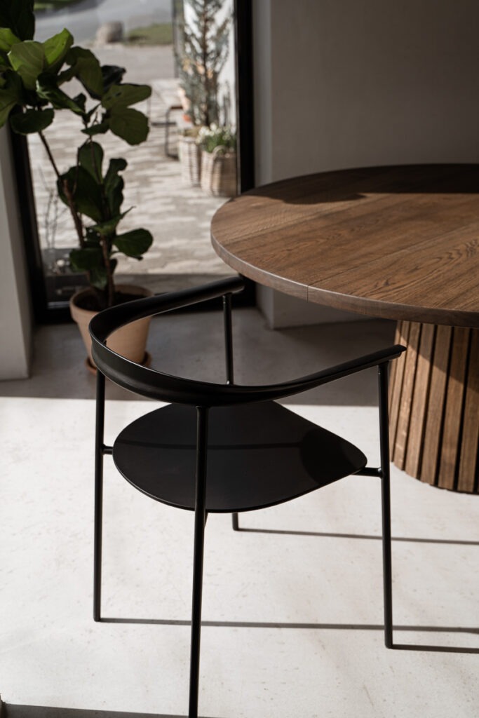 Rundt plankebord med lamelfod i unikt dansk design