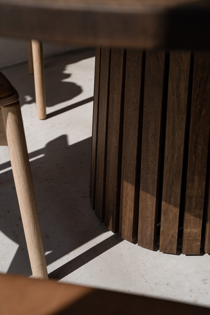 Rundt plankebord med lamelfod i unikt dansk design