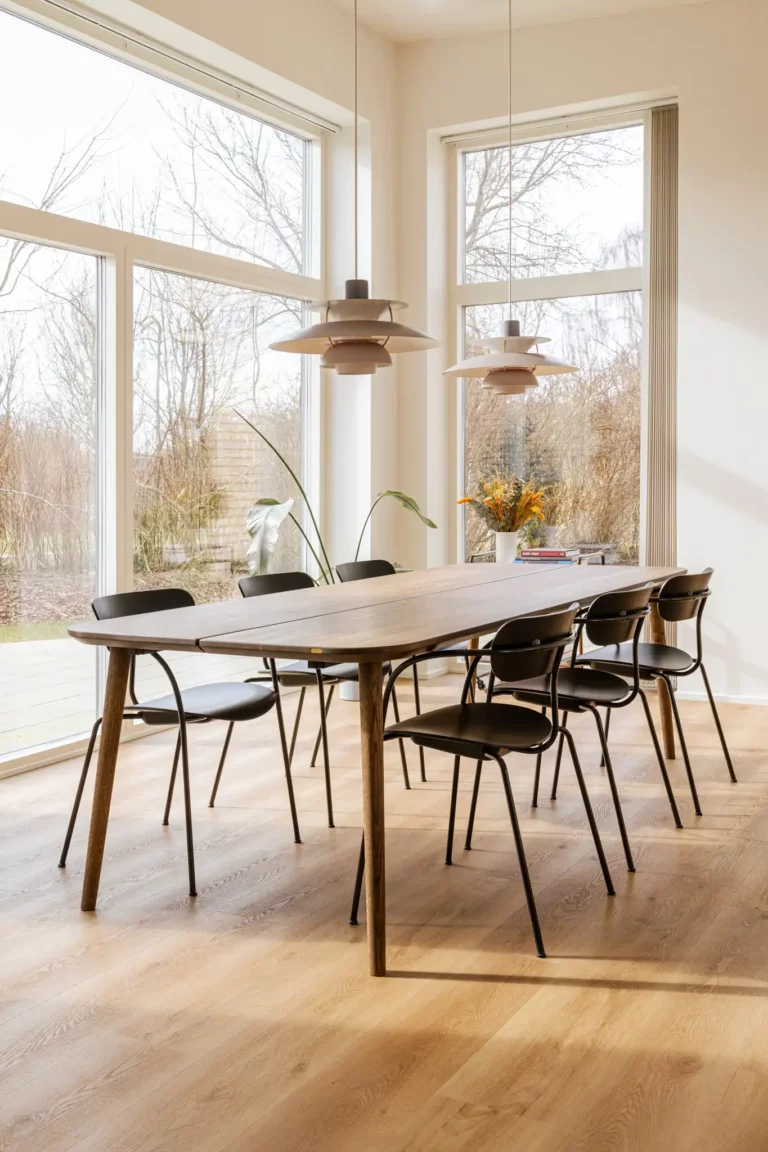 Fantastisk spisebord Normund i eg med 6 stole, der inviterer folk til at spise middag med en lys udsigt