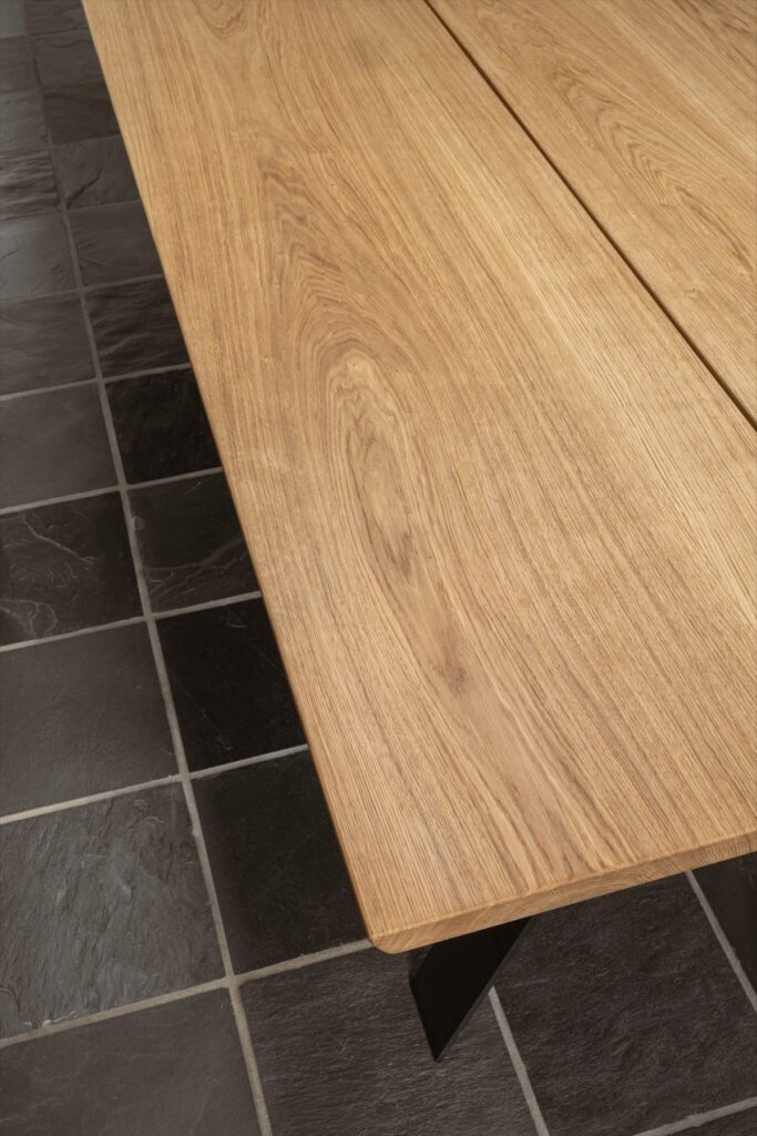 detaljer av Heimdal plankebord, du kan se eiken på bordet