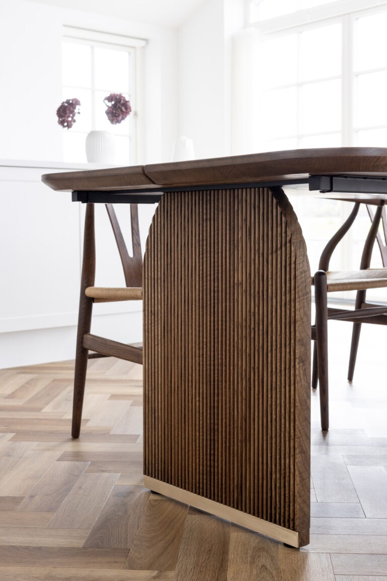 Detaljer om Freya 2-bordet, i mørk olieret massiv eg, med smukke detaljer